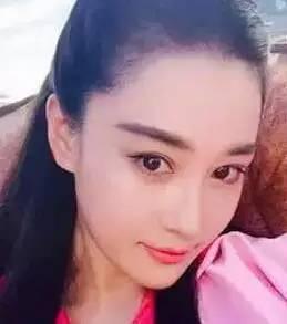 李小璐最新眼睛照片,眼神深邃尽显魅力  第2张